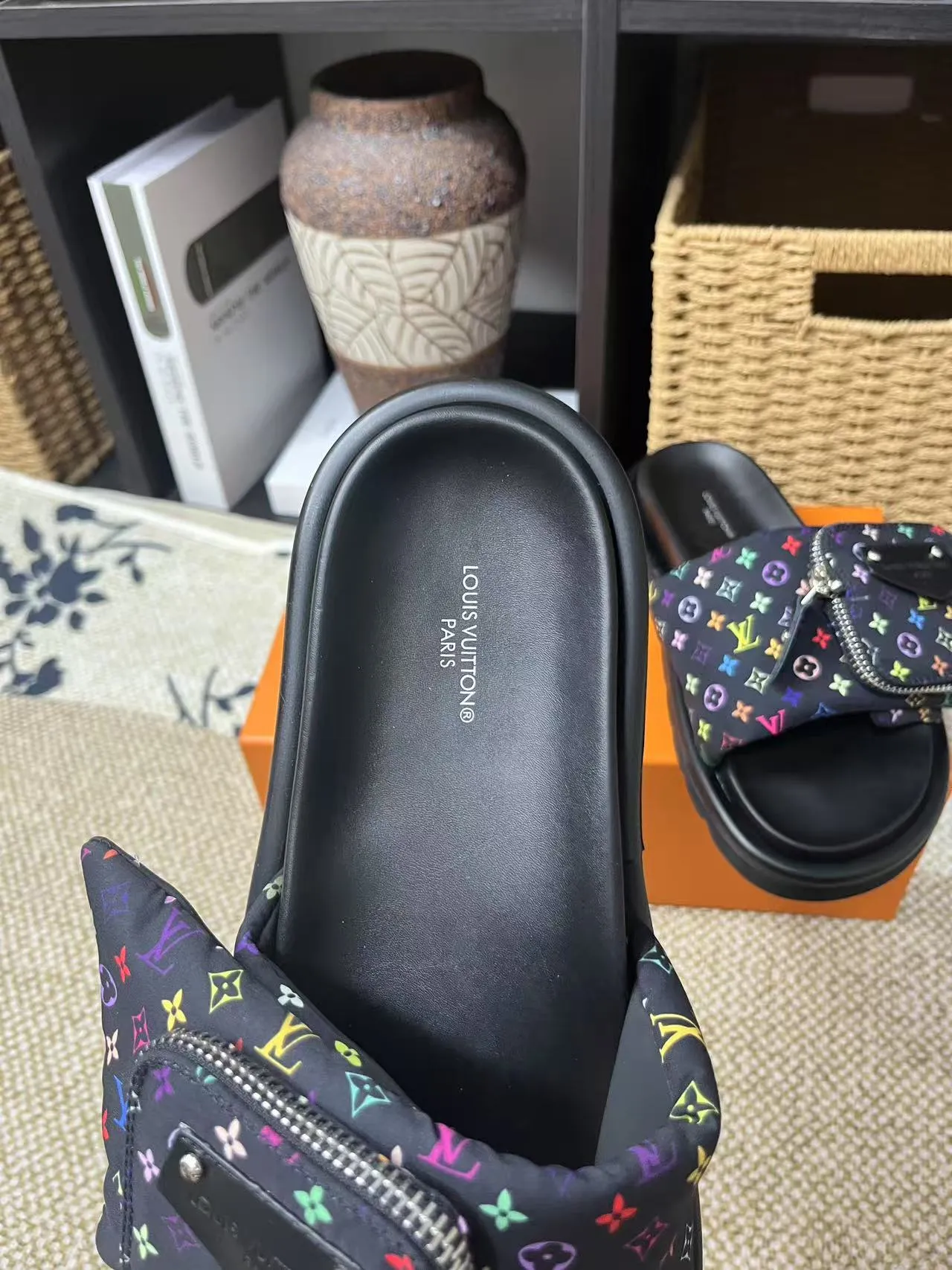 P380 yuan LV Louis Vuitton Full of high-end feel! A popular model among bloggers at home and abroad, it’s retro and fashionable, and looks stunning on your feet! Mainly recommended model on the official website★ ━━━━━ ЅᏇєєt ━━━━━ ▪️Upper: original calfskin ➕5D printing process ▪️Inner: imported mixed sheepskin ▪️Outsole: original molded foam outsole ▪️Size: Female 35-40 Men's 39-44 (women's 41 men's 45)